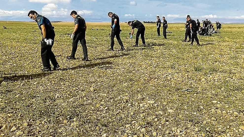 Una docena de agentes del Grupo Rural de Seguridad (GRS) de la comandancia de Casetas revisan los terrenos de la empresa.