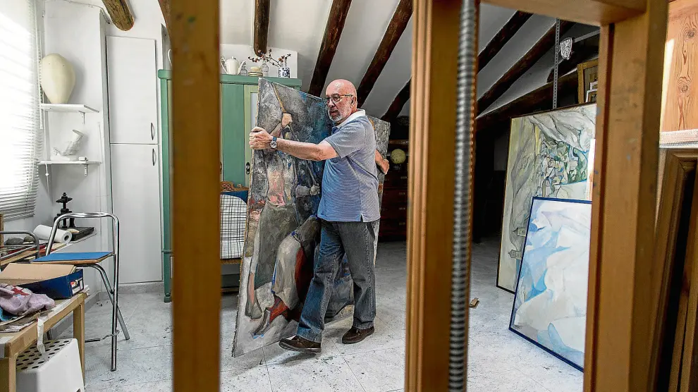 Salavera, en su estudio, con uno de los cuadros que exhibirá en la retrospectiva que llevará a la Lonja para el Pilar.