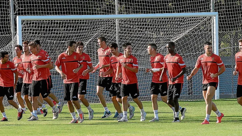 La plantilla del Real Zaragoza, ayer por la mañana durante el entrenamiento en la Ciudad Deportiva.