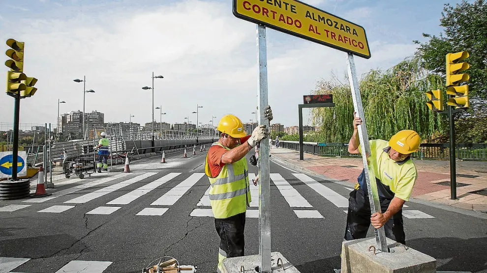 Los obreros colocaron ayer la señal que indicaba el cierre del puente de La Almozara.