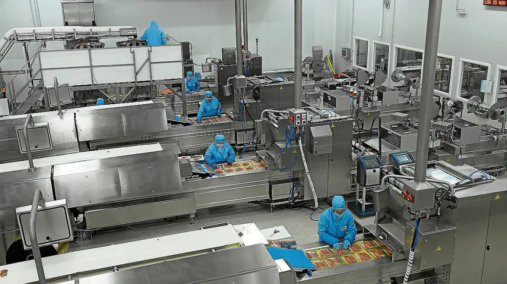 La planta de Espuña en Utrillas se dedica al loncheado de jamón para su envasado en bandejas.