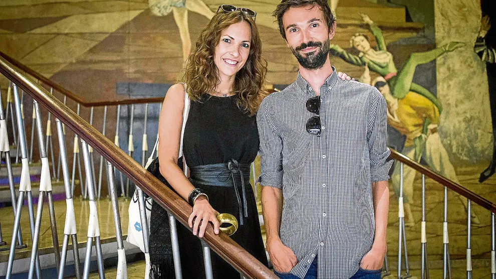 Paula Ortiz y Álex Lafuente, ayer, en la escalinata de los cines Palafox de la capital aragonesa.