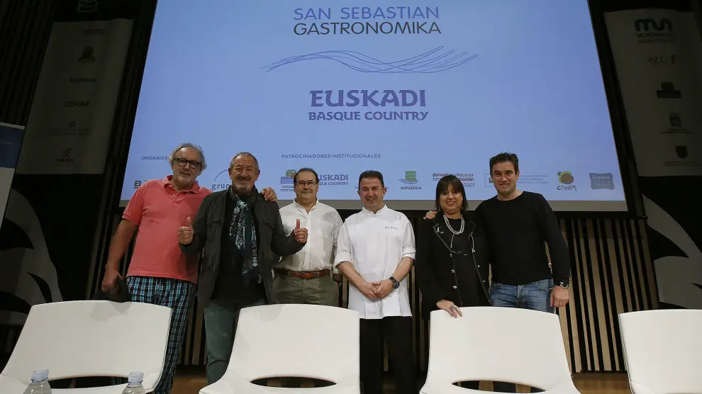 Los chefs Roteta, Arguiñano y Arbelaiz, junto a la directora de Grup Grs-produccions Roser Torras, en la presentación del congreso.