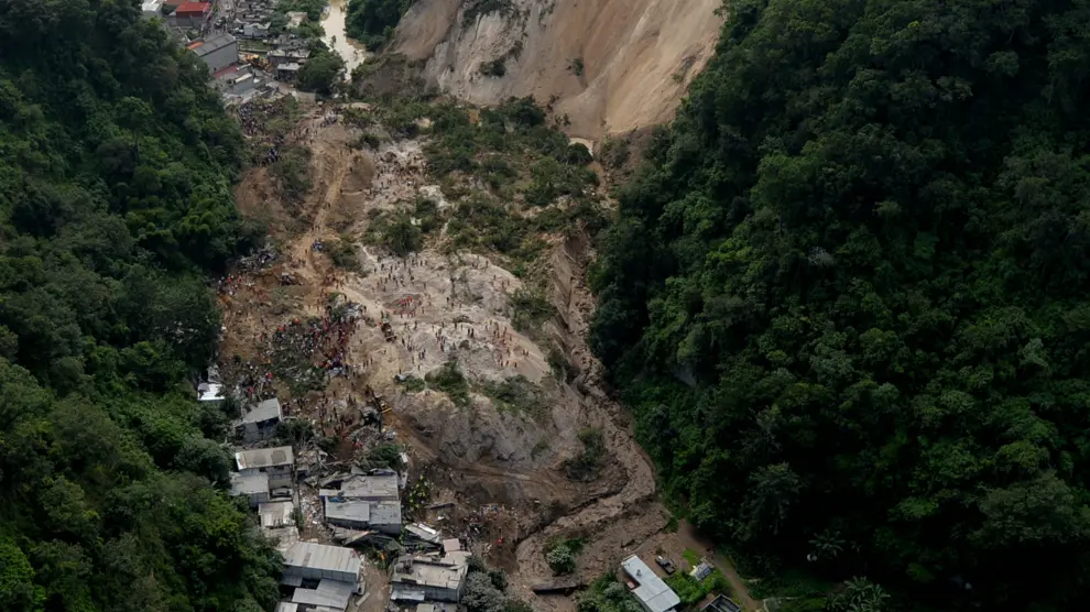 Vista aérea del lugar donde se ha producido el deslizamiento de tierras por las lluvias en Guatemala, que ha dejado al menos 23 muertos.