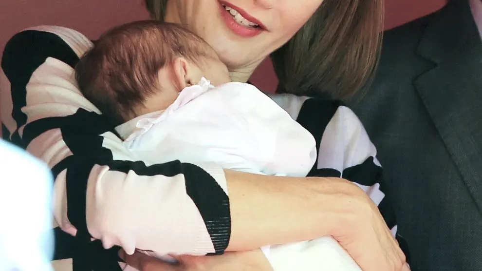 La reina Letizia, con un bebé en brazos.