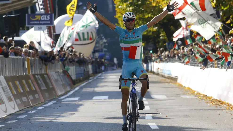 Nibali celebra su victoria en la clásica de Il Lombardía