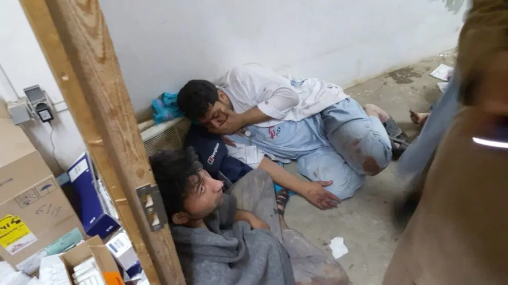 Personal del hospital de Médicos Sin Fronteras bombardeado en Kunduf, durante el ataque.