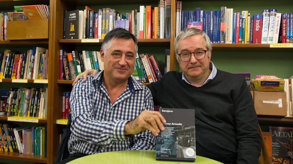 El periodista Alfonso Armada y el fotoperiodista Gervasio Sánchez han presentado en la librería Cálamo el libro 'Sarajevo. Diarios de la guerra de Bosnia'.