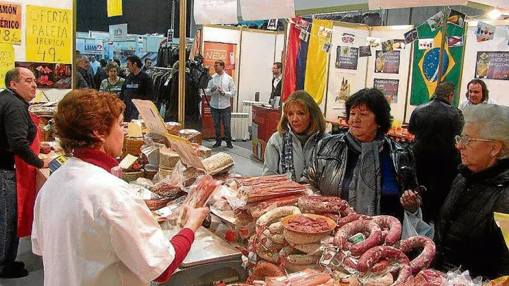 En la feria de La Puebla de Alfindén hay productos agroalimentarios.