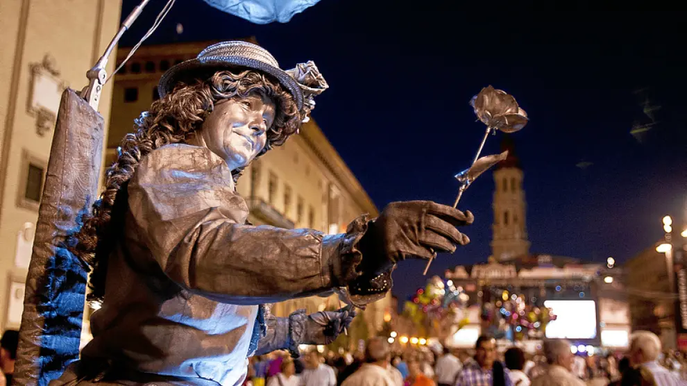 Cientos de artistas callejeros en las calles de Zaragoza durante las Fiestas del Pilar