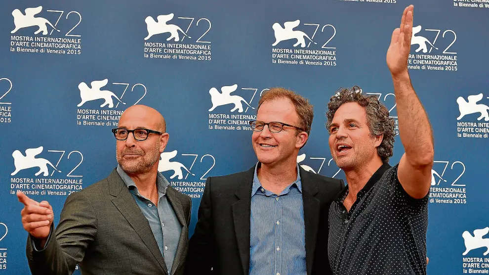 Los actores Stanley Tucci y Mark Ruffalo, con el director Thomas McCarthy en el centro, ayer en la presentación de Venecia.