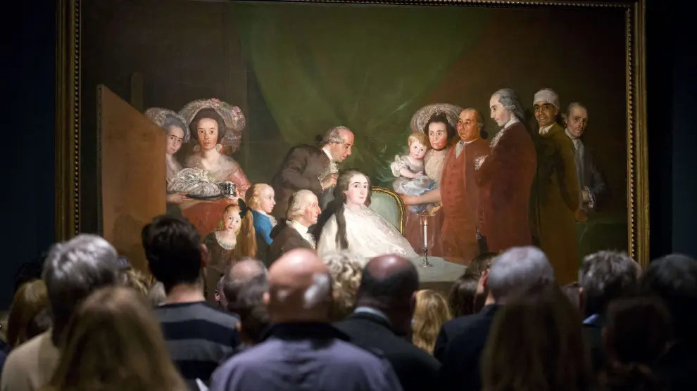 Visitantes de la exposición de autorretratos de Goya en la National Gallery de Londres observan una de sus obras.