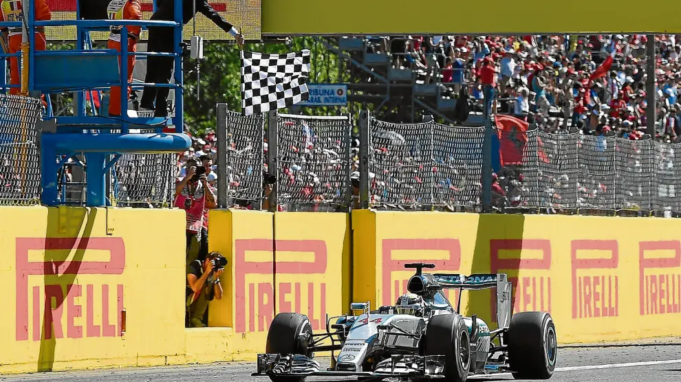 Lewis Hamilton pasa bajo la bandera de cuadros de Monza.
