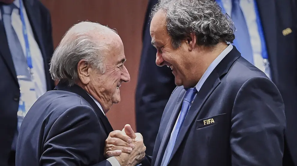Saludo entre Joseph Blatter y Michel Platini en una foto de archivo.
