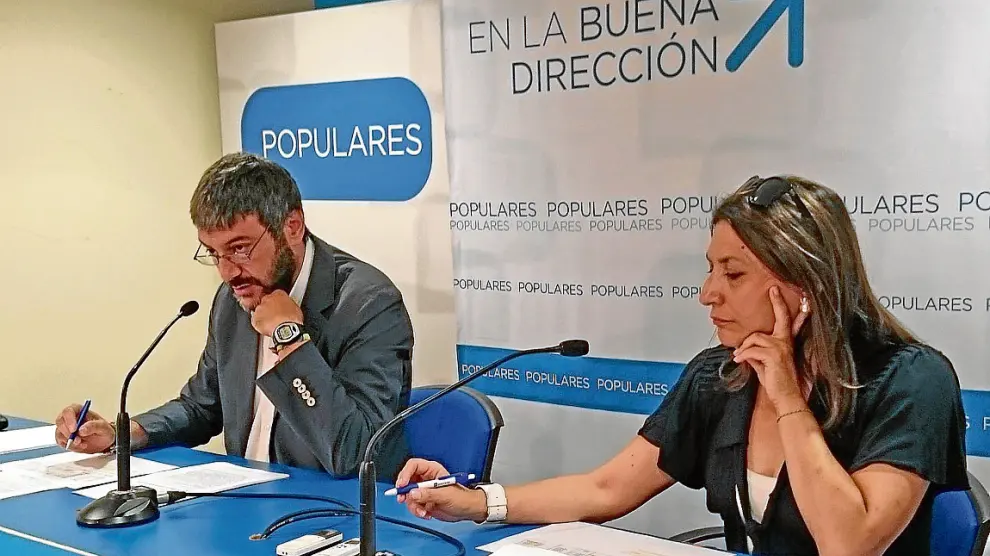 Gerardo Oliván y Carmen Gutiérrez durante la rueda de prensa de ayer en Huesca.