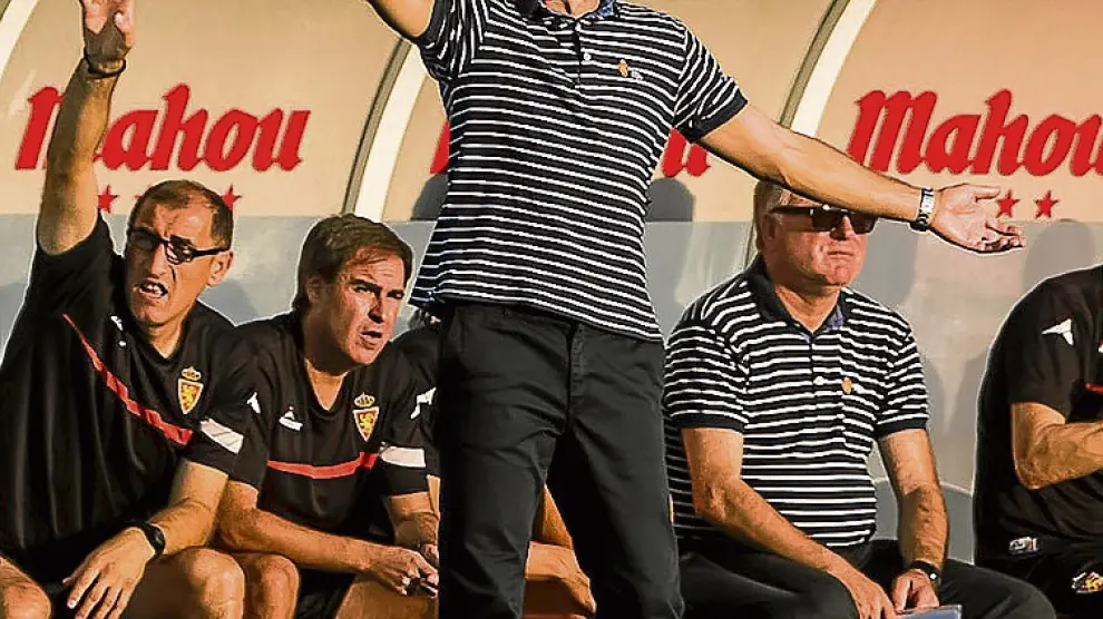 Ranko Popovic da instrucciones a sus futbolistas.