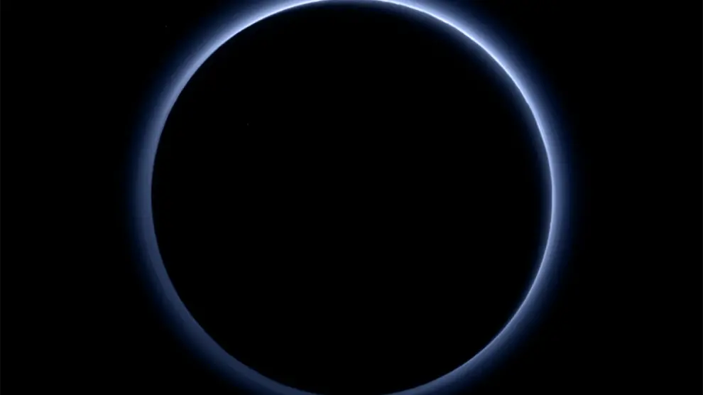 Plutón, tiene el cielo azul, según muestra la nave New  Horizons