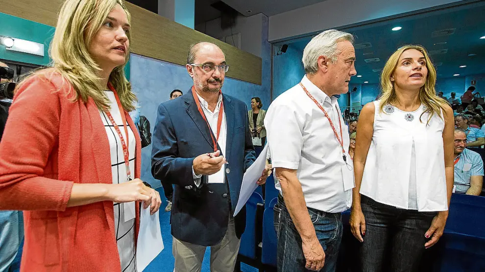 Lambán, ayer, a su llegada al primer Comité Regional del PSOE tras ser investido presidente aragonés.