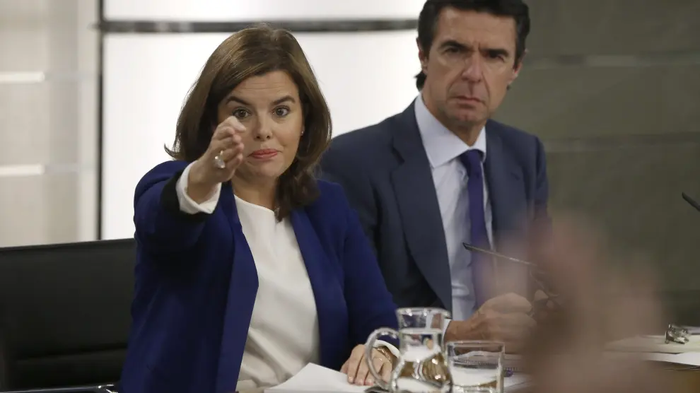 Soraya Sáenz de Santamaría y José Manuel Soria, tras el Consejo de Ministros