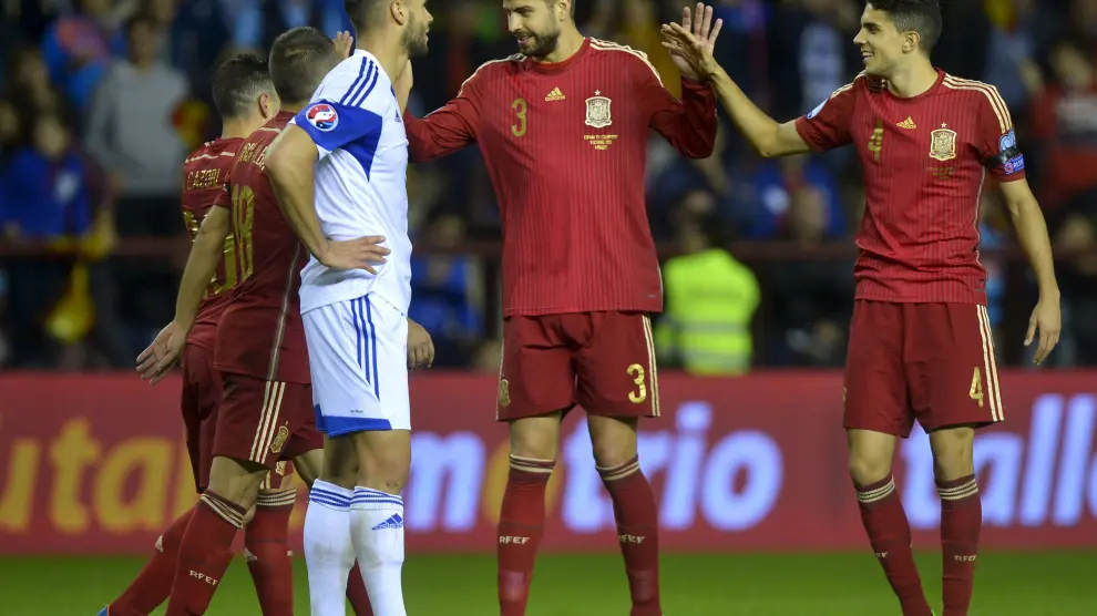 Los jugadores españoles celebran un tanto en el último choque