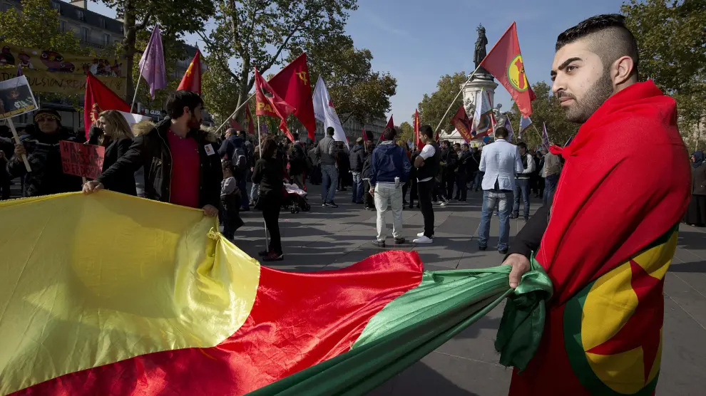 un hombre kurdo sostiene una bandera del partido PKK durante una manifestación el 11 de octubre en París.