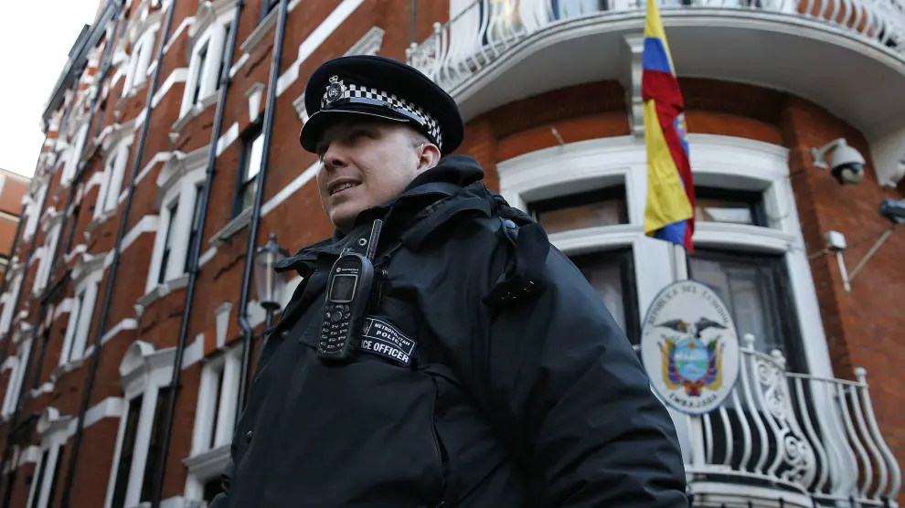 Un policía en la embajada de Ecuador en Londrés.