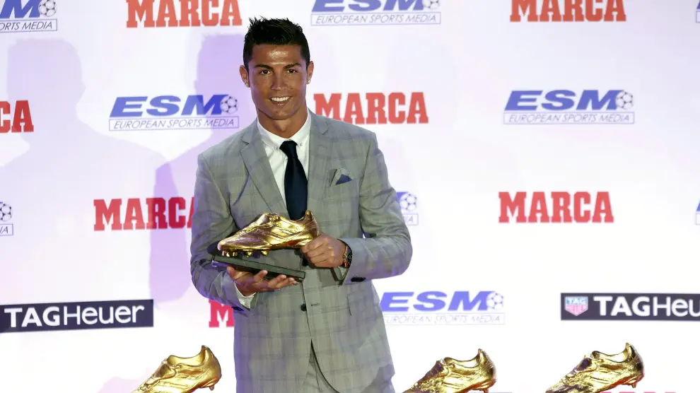 El jugador del Real Madrid Cristiano Ronaldo recibe su cuarta Bota de Oro.