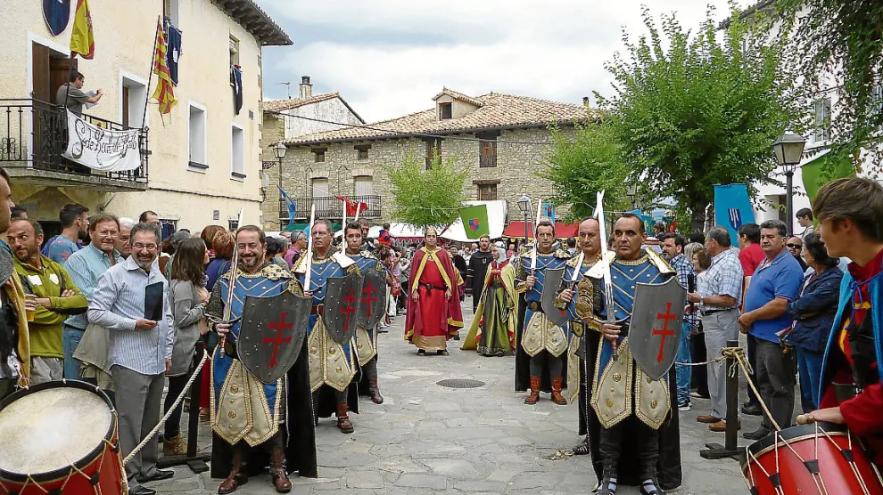 La comitiva del rey Sancho III y el obispo Mancio entró en Bailo escoltada por la guardia real.