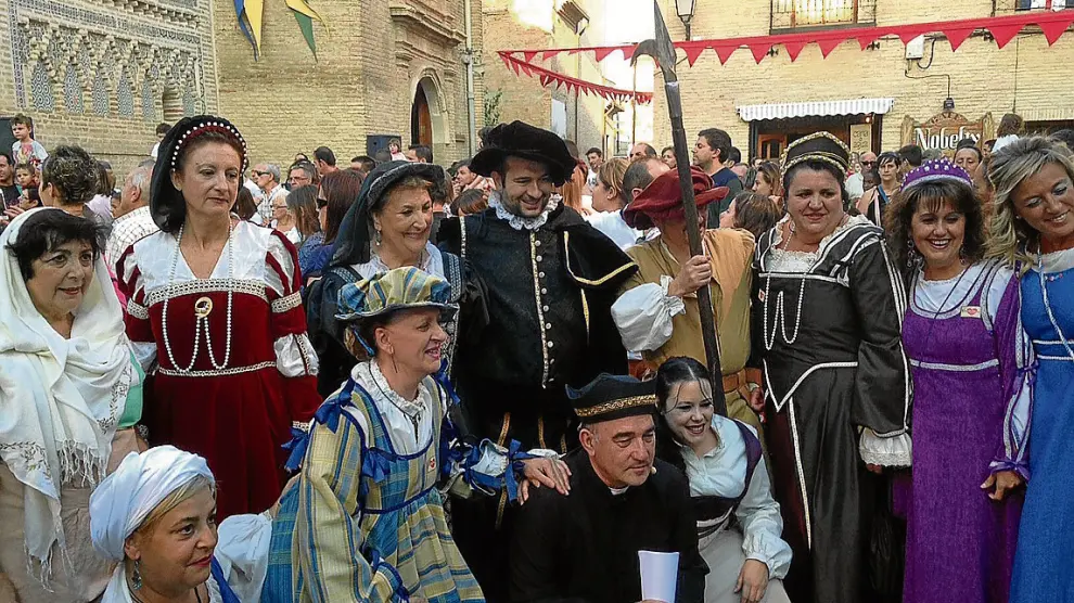 El desfile inaugural abrió ayer la feria Mudéjar. Actores y vecinos posan delante de la torre de Espejos.
