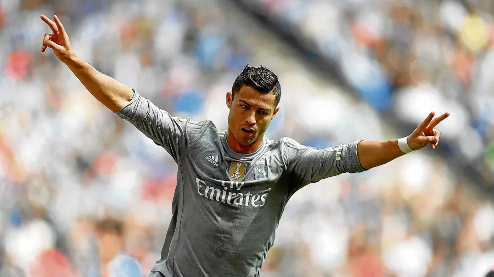 Cristiano Ronaldo, que estuvo imparable en Cornellá, celebra uno de sus cinco goles.