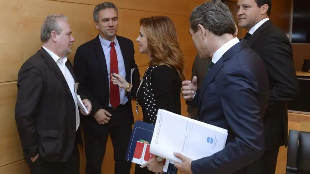 La presidenta de las Cortes de Castilla y León, Silvia Clemente (c), conversa con los parlamentarios del Grupo Socialista, José Francisco Martín (i), y Javier Izquierdo (2i), momentos antes del inicio de la primera sesión de la Comisión de Investigación