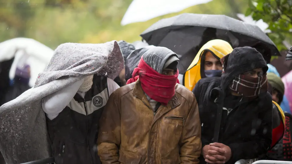 Refugiados esperan a la puerta de la oficina de Sanidad  y Asuntos Sociales en Berlín pese al frío.