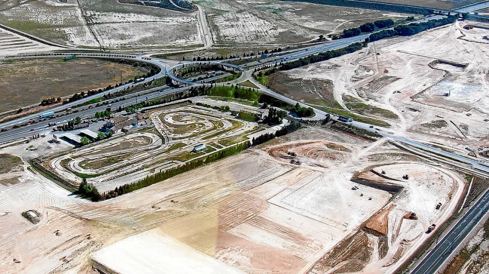 La adquisición del antiguo cartódromo frente a la Feria de Muestras en 2004 se justificó en la necesidad de "garantizar mejores accesos y aumentar el valor del área comercial" del complejo.
