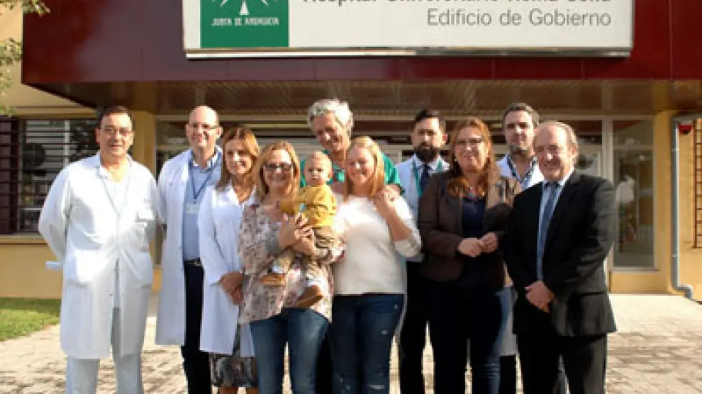 El bebé trasplantado acompañado por su familia y responsables sanitarios del Hospital Universitario Reina Sofía de Córdoba.
