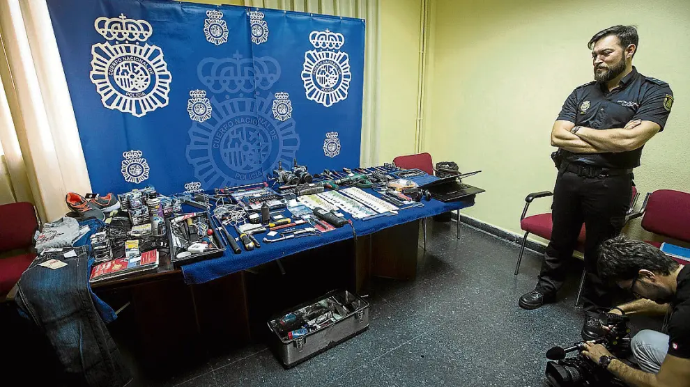 El inspector jefe del Grupo de Robos, Fernando Sánchez, ayer con efectos intervenidos a la banda.