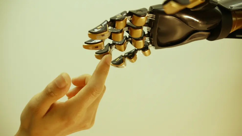 Una mano robótica cubierta por la piel artificial creada.