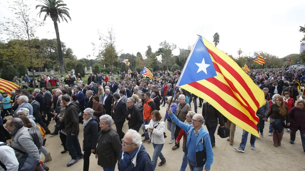 Más de 400 alcaldes catalanes y centenares de ciudadanos se han concentrado esta mañana ante el Parlament para desplazarse en comitiva hacia el Palacio de Justicia