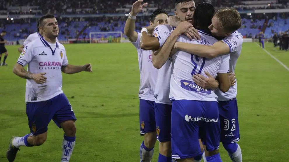 Los jugadores del Real Zaragoza celebran el gol de Ángel