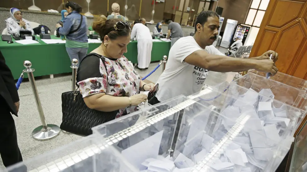 Los egipcios acuden a votar.