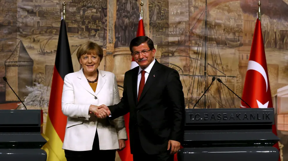 La canciller alemana, Angela Merkel, con el primer ministro turco, Ahmed Davutoglu.