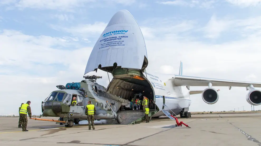 Antonov ucraniano (AN-124) descargando tres Mi-171 checos en Zaragoza