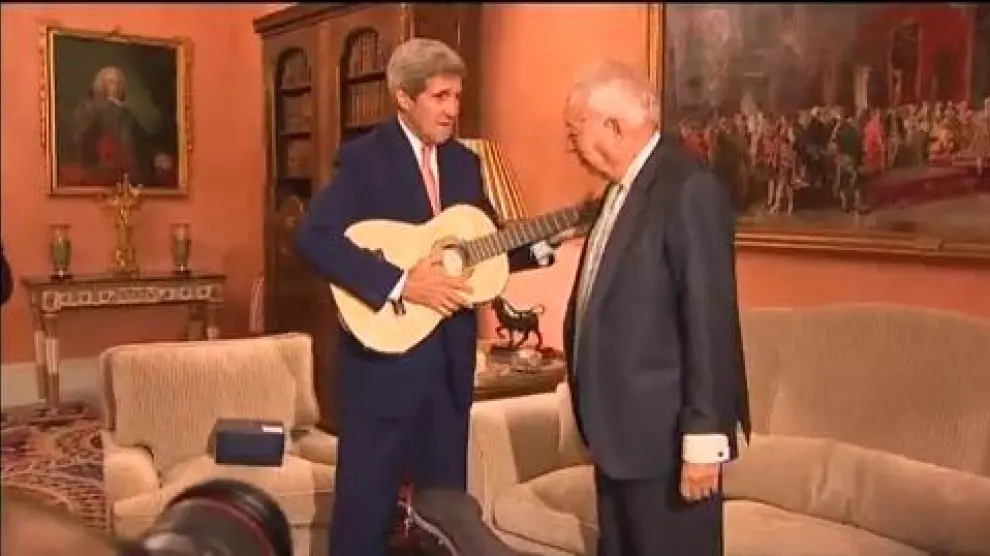 El ministro de Exteriores le regala a John Kerry una guitarra española