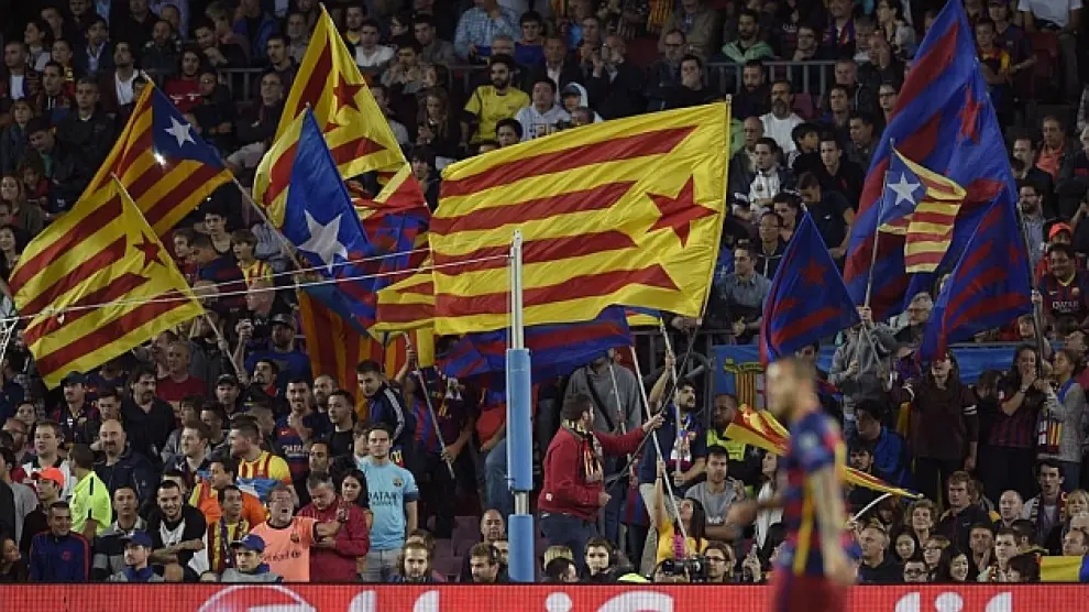 Dos socios del Barça demandan a la UEFA por la multa contra las 'esteladas'