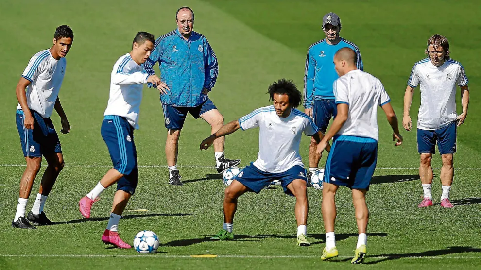 Cristiano Ronaldo controla un balón en el entrenamiento de ayer.