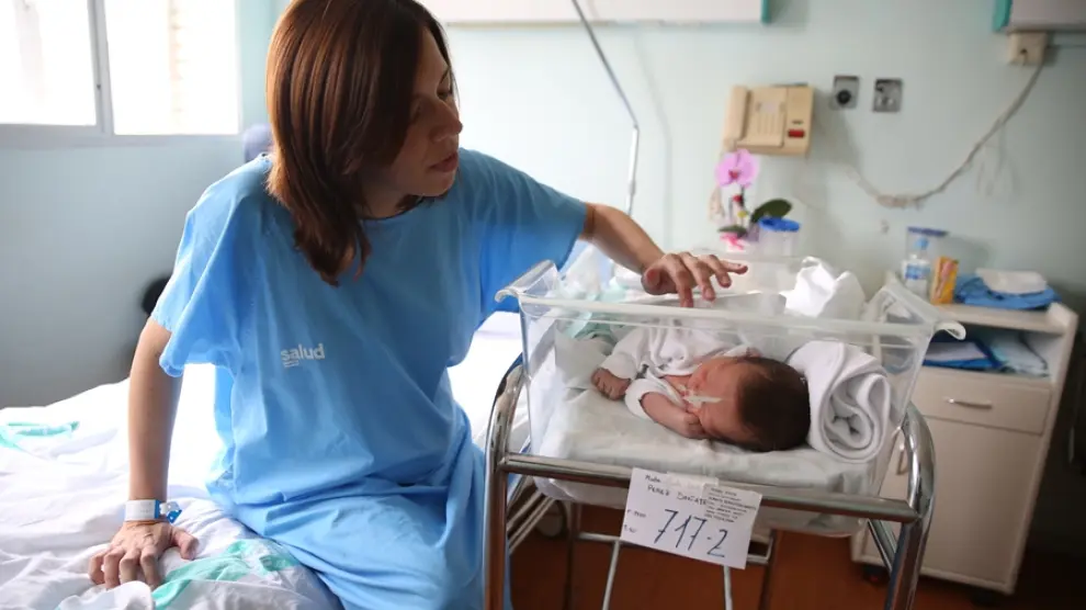 Marta Doñate contempla a su recién nacido, David, poco antes de ser dados de alta en el Hospital Miguel Servet, este lunes.
