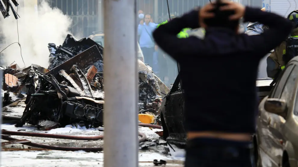 Mueren cinco personas tras estrellarse una avioneta contra un edificio en Bogotá