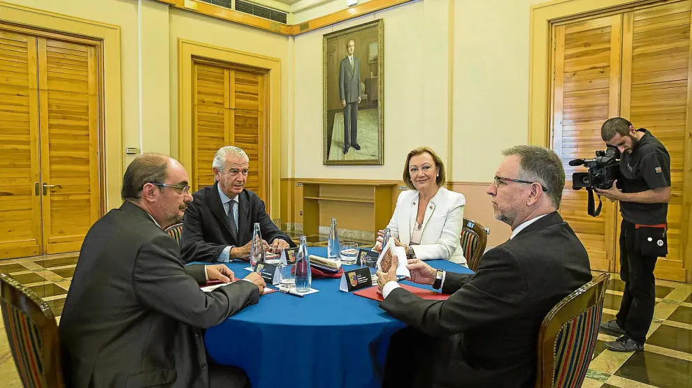 De izquierda a derecha, Javier Lambán, Santiago Lanzuela, Luisa Fernanda Rudi y Marcelino Iglesias, durante la reunión de ayer.