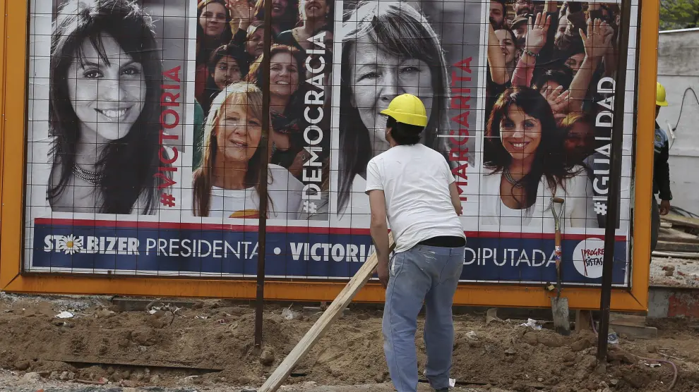 Uno de los carteles electorales que han sido colgados en Argentina de cara a las elecciones del próximo domingo.