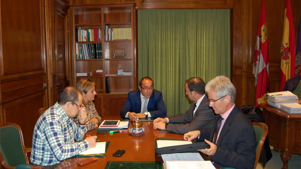 Los presidentes de las diputaciones provinciales de Teruel y Soria, Ramón Millán (PAR) y Luis Rey (PSOE), se han reunido en Soria.