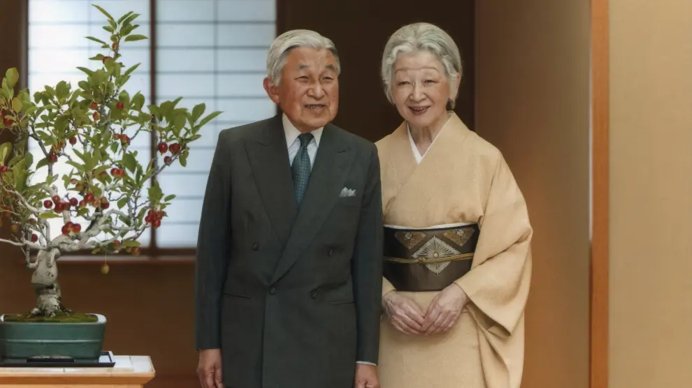 La emperatriz Michiko posa junto al emperador Akihito.